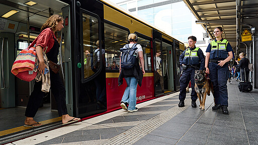 Wachsame Präsenz DB Sicherheit achtet auch darauf, dass das Ein- und Aussteigen reibungslos verläuft.