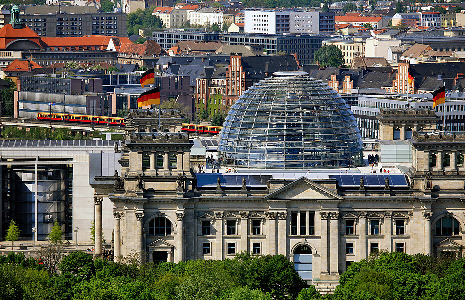 S-Bahn zwischen Friedrichstraße und Hauptbahnhof am Reichstag vorbei