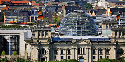 S-Bahn zwischen Friedrichstraße und Hauptbahnhof am Reichstag vorbei