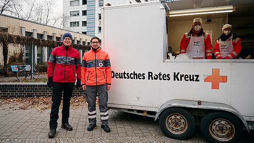 Projekt "Henry" Andreas Kugler, Präsident des Kreisverbands (vorne links) und Tobias Homann, Leiter Einsatzstab Winterhilfe