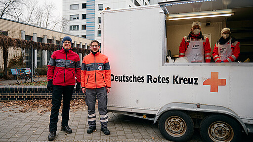 Projekt "Henry" Andreas Kugler, Präsident des Kreisverbands (vorne links) und Tobias Homann, Leiter Einsatzstab Winterhilfe