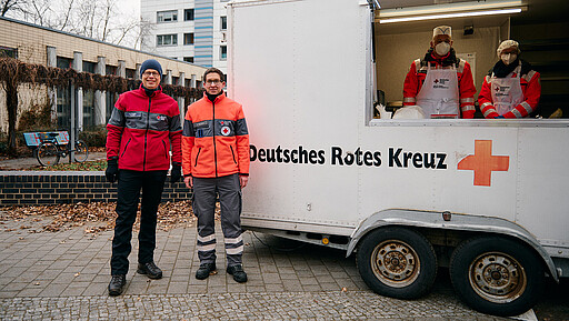 Projekt "Henry" Andreas Kugler, Präsident des Kreisverbands (vorne links) und Tobias Homann, Leiter Einsatzstab Winterhilfe