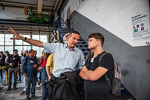 Matthias Arndt, Leiter Kundendialog bei der S-Bahn Berlin (links) im Gespräch mit einem Fahrgastvertreter