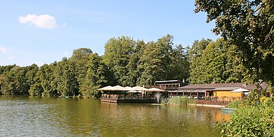Der Boddensee mit dem Restaurant direkt am See