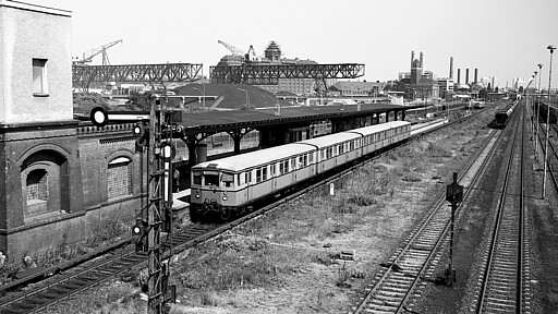 Ringbahn historisch Ein Zug der Baureihe 275 steht im Oktober 1978 am Bahnhof Beusselstraße in Richtung Westhafen zur Abfahrt bereit.