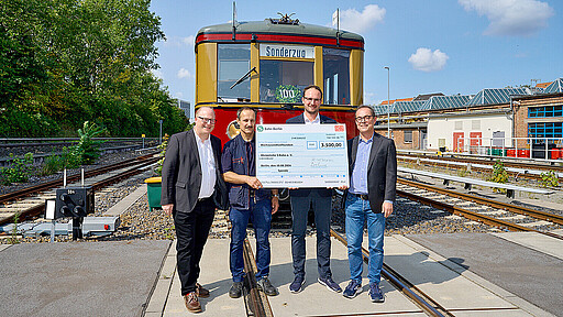Spendenübergabe Scheckübergabe an den Verein Historische S-Bahn (v. l.): Sven Heinemann, die Vereinsmitglieder Walied Schön und Christoph Schneider sowie S-Bahn-Chef Peter Buchner.