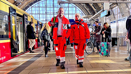 Das Sanitätsteam beim Projektstart im Bahnhof Alexanderplatz