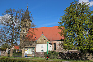 Die hübsche Feldsteinkirche ist eines der ältesten Gebäude im Landkreis Oberhavel und wurde vermutlich bereits vor 1250 errichtet. Von Mai bis Oktober finden hier die Schönfließer Sommermusiken statt, mit musikalischen Veranstaltungen von Klassik bis Jazz.
