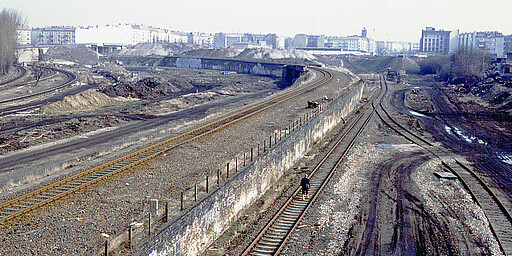 Gesundbrunnen Die Bauarbeiten für das neue Nordkreuz haben begonnen. Die Baustelle präsentiert sich am 28. Februar 1993 wie eine Mondlandschaft. Nur die beiden S-Bahngleise ganz links sowie das Gleis auf dem Damm mit den Viaduktbögen von Gesundbrunnen nach Norden ist befahrbar. Die Ringbahn wird erst acht Jahre später wieder geradeaus zwischen Gesundbrunnen und Schönhauser Allee verkehren. Die Fernbahn sogar erst 2006.
