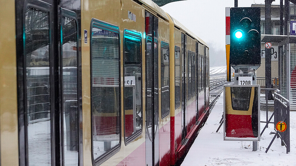 Tagsüber im Winter Baureihe 481 auf der S5 in Biesdorf
