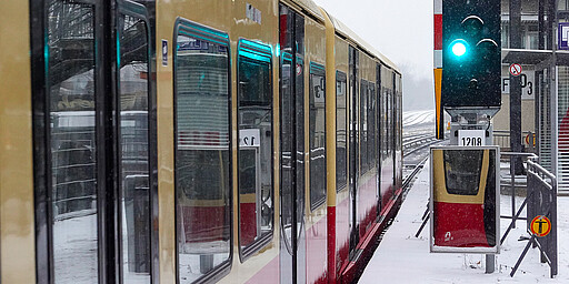 Tagsüber im Winter Baureihe 481 auf der S5 in Biesdorf