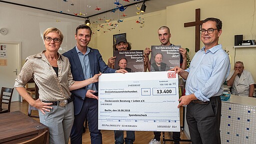 Tagesstätten-Leiterin Simona Barack, Andreas Mende, Geschäftsführer des Trägers Beratung + Leben GmbH, die ehrenamtlichen Helfer Daniel Marquardt und Adam Donaiski sowie S-Bahn-Chef Peter Buchner (v.l.n.r) bei der Scheckübergabe