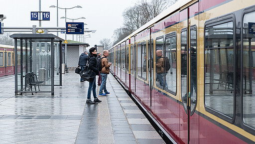 Ankunft einer S-Bahn mit neuer Anzeige