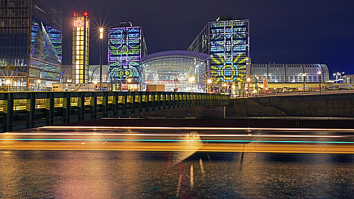 Hauptbahnhof beim Festival of Lights Der Berliner Hauptbahnhof erstrahlte ebenfalls im neuen Licht auf dem Festival Of Lights 2019
