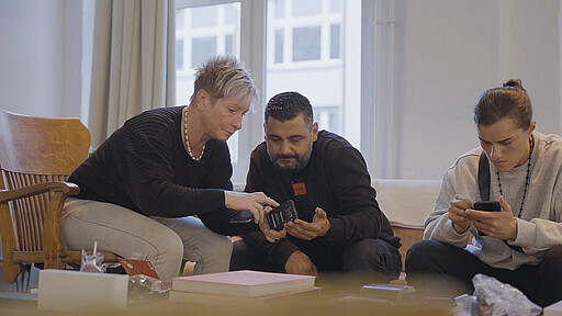 Wie funktionieren unsere neuen Geräte? Unsere Kontrolleur:innen bei der Einarbeitung.