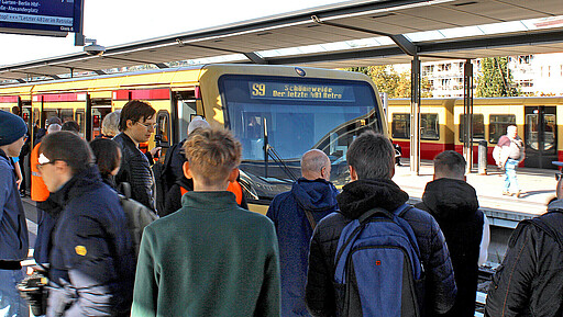 Abschied vom alten Taucherbrillen-Look Fans und Fotobegeisterte empfangen den letzten nicht modernisierten 481er-Sonderzug am S-Bahnhof Schöneweide.