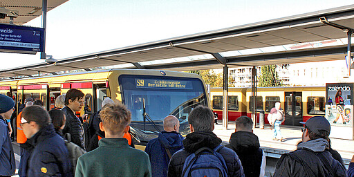 Fans und Fotobegeisterte empfangen den letzten nicht modernisierten 481er-Sonderzug am S-Bahnhof Schöneweide.