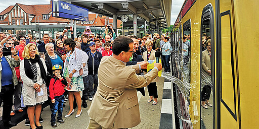 Mit dem gewohnten Taufspruch „Allzeit gute Fahrt in rot-gelb an 750 Volt“, wurde der neue Namensschriftzug enthüllt und der Zug mit frischem Wasser aus der Dahme auf den Namen Wildau getauft.