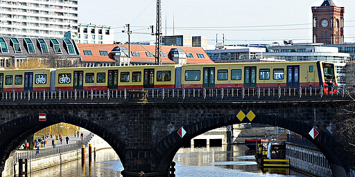 Baureihe 483/484 auf dem Stadtbahn-Viadukt am Hackeschen Markt Baureihe 483/484 auf dem Stadtbahn-Viadukt am Hackeschen Markt