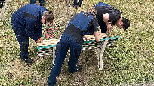 Frisches Holz statt alter Farbe Bei den Bänken wird die alte Farbe vom Holz geschmirgelt.