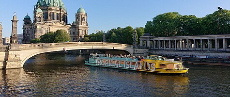 Das Sonnendeck der MS Belvedere bietet einmalige Ausblicke auf Berlins Sehenswürdigkeiten.