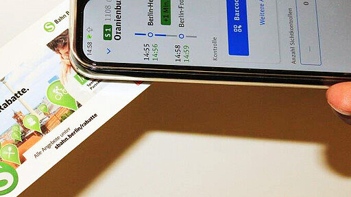 Fahrscheinkontrolle Handy zum Kontrollieren von Tickets