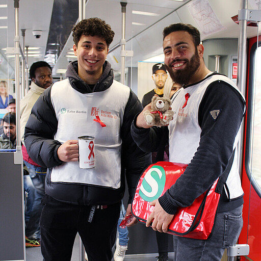 Welt-Aids-Tag 2019 David da Silva Gornik und Mohamed Aboutaleb sammelten Spenden in der Ringbahn.
