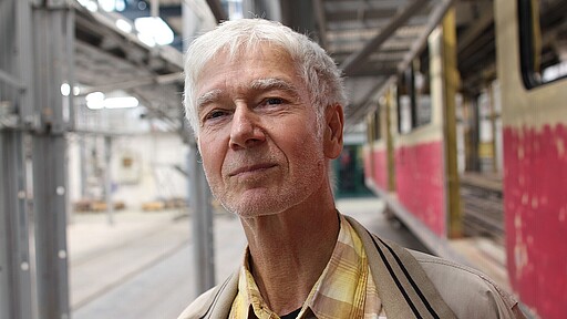 Tag der Offenen Tore 2022 Der 69-jährige Stephan Mast schlendert zwischen Jahrmarktsbuden und Informationsständen, die im hinteren Abschnitt des Werks für die Gäste aufgebaut sind. Er zeigt sich überrascht über die Größe des Werks.