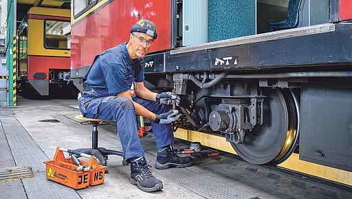 Das Drehgestell wird gelöst Norbert Möhr klemmt das Drehgestell vom Wagenkasten ab