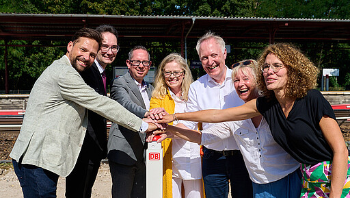 Symbolischer Spatenstich. Zusammen mit Frank Engel, Referatsleiter Finanzen Region Nord im Bundesministerium für Digitales und Verkehr, und Ute Bonde, Senatorin für Mobilität, Verkehr, Klimaschutz und Umwelt des Landes Berlin, gab Alexander Kaczmarek, Konzernbevollmächtigter der DB für die Länder Berlin, Brandenburg und Mecklenburg-Vorpommern, mit einem symbolischen ersten Spatenstich das Signal für den Baustart.