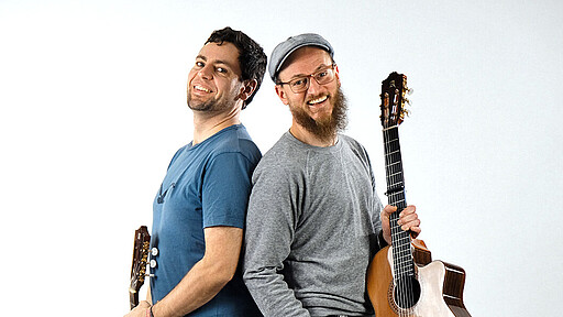 Von der Kneipe auf die große Bühne Unzensiert, ungeschminkt, unvergleichlich: Simon & Jan nehmen ihr Publikum mit auf eine Reise durch 16 wilde Liedermacherjahre.