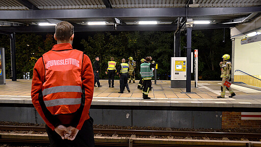 Übungsleiter Martin Kunze beobachtet das Eintreffen der Einsatzkräfte auf dem Bahnsteig in Wuhletal.