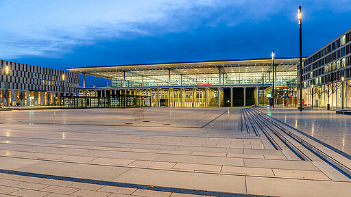 Der neue Flughafen Berlin-Brandenburg zur blauen Stunde Herbstlich-bläuliche Abendstimmung über dem Willy-Brandt-Platz am (noch recht) leeren neuen Flughafen Berlin-Brandenburg.