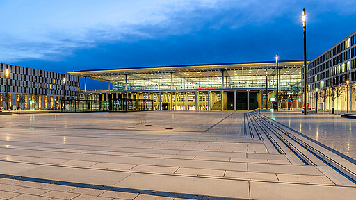 Herbstlich-bläuliche Abendstimmung über dem Willy-Brandt-Platz am (noch recht) leeren neuen Flughafen Berlin-Brandenburg.