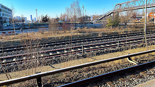 Damit die Baufirma die Arbeiten sicher ausführen kann, werden rotweiße Absperrungen angebracht.