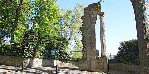 Fragment des Tuilerien-Schlosses
Neben dem wunderbaren Ausblick auf die Havel kann man hier auch ein Fragment des Tuilerien-Schlosses von Paris bewundern.