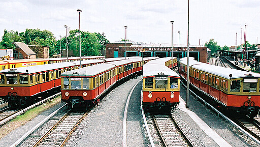 In Reihe und Gleis Historisches Foto: Fahrzeugparade der Museumszüge vor der Wagenhalle