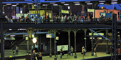 In seinem Spätwerk „Die Poggenpuhls“ setzt Schriftsteller Theodor Fontane (1819-1898) dem Bahnhof Ostkreuz ein Denkmal: „Dritter Klasse Ringbahn und bis Bahnhof Stralau. Und als wir da hoch oben ausstiegen, hoch wie der Berg Ararat, da lag der Rummelsburger See mitsamt der Spree wie eine mächtige Wasserfläche vor uns. [...] Der Bahnhof ist der Ararat, der Rummelsburger See die Sündflut.“