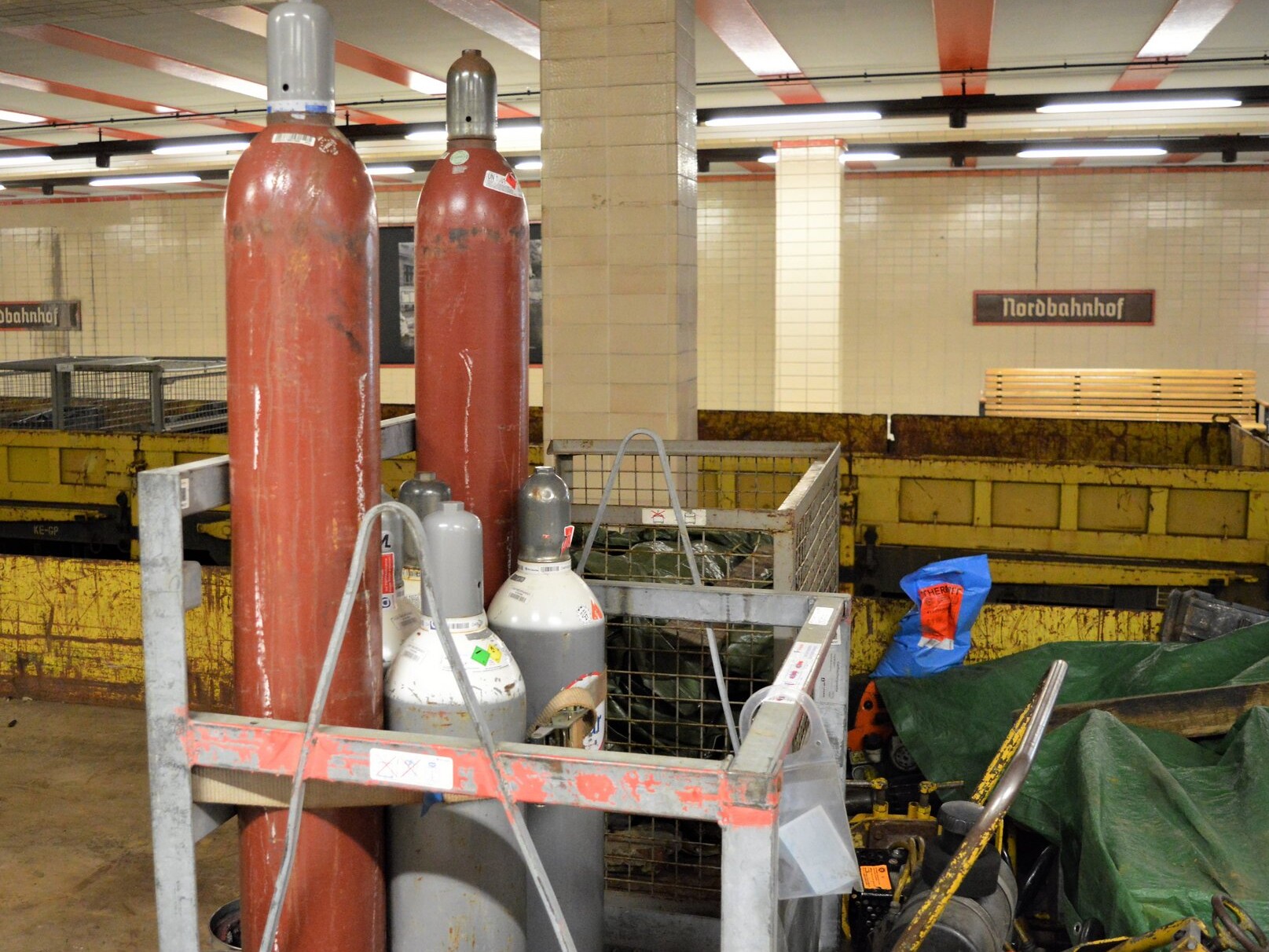 Schienenfahrzeug beladen mit Gasflaschen