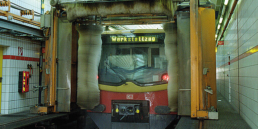 Waschanlage Wichtig für das gute Erscheinungsbild der S‑Bahnzüge ist die Außenwäsche, die jeder Zug etwa alle 14 Tage erhält. Hierfür gibt es in Wannsee ein gesondertes Waschgleis mit einer am Zug vorbeifahrenden Waschbürstenanlage (ähnlich einer Autowäsche). Ein Waschvorgang dauert rund 20 bis 30 Minuten.