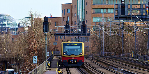 S-Bahn BR481 S-Bahn der BR481 vor dem Bahnhof Bellevue