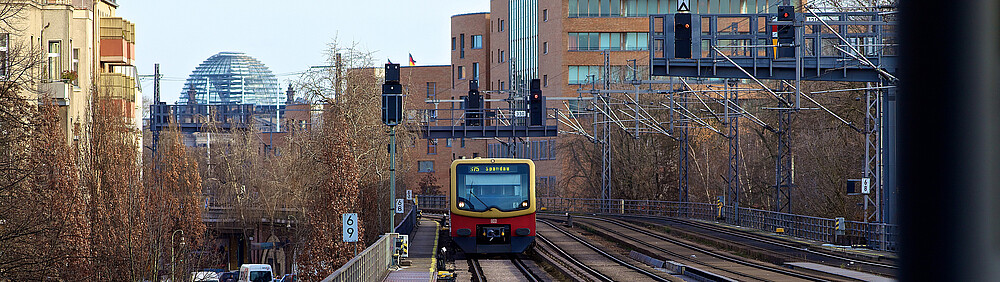 S-Bahn BR481 S-Bahn der BR481 vor dem Bahnhof Bellevue