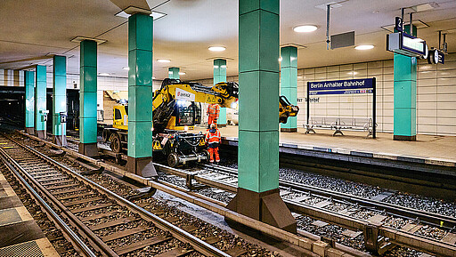 Statt S-Bahnen fahren zurzeit Baufahrzeuge auf den Tunnelgleisen.