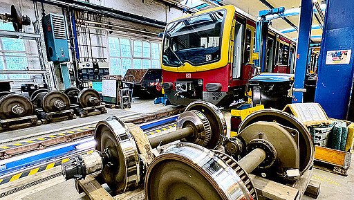 Werk mit langer Tradition Seit 90 Jahren werden in Wannsee Züge der S-Bahn fit für die Weiterfahrt gemacht. Hier warten Radsätze auf ihren Einbau.