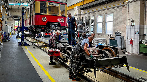 Instandhaltung in Erkner Mitglieder des Vereins „Historische S-Bahn“ in Erkner bei Arbeiten am Triebwagen ET 167 006 aus dem Baujahr 1938, der bald wieder fahren soll.