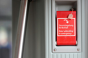 Jede Tür lässt sich notfalls auch von Hand öffnen. Im Gegensatz zur weißen Farbe der Notöffnung bei der Baureihe 480 wurde hier in rot lackiert.