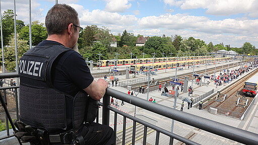 Blick von der Terrasse auf die Bahnsteige Bundespolizei und DB Sicherheit arbeiten eng zusammen und haben gemeinsam den Überblick.