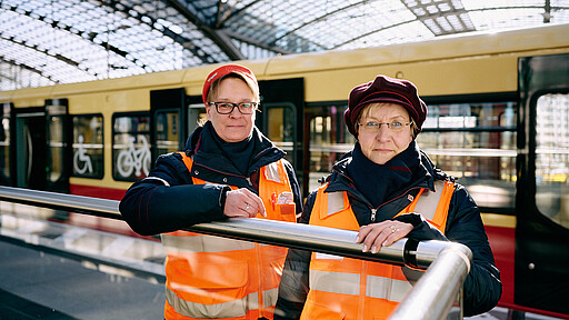 Alles im Blick am Hauptbahnhof Christine Tiemann (l.) und Claudia Wagner haben den Bahnsteig immer genau im Blick und sind zuverlässige Ansprechpartnerinnen für alle, die während ihres Aufenthalts am Bahnhof eine Frage haben.