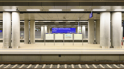 BER Noch leer: der Bahnsteig am Flughafen