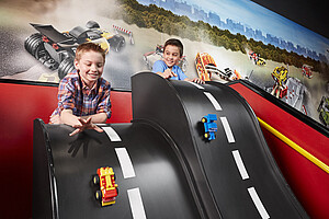 Hier können auch Modellautos mit LEGO Racers getestet werden